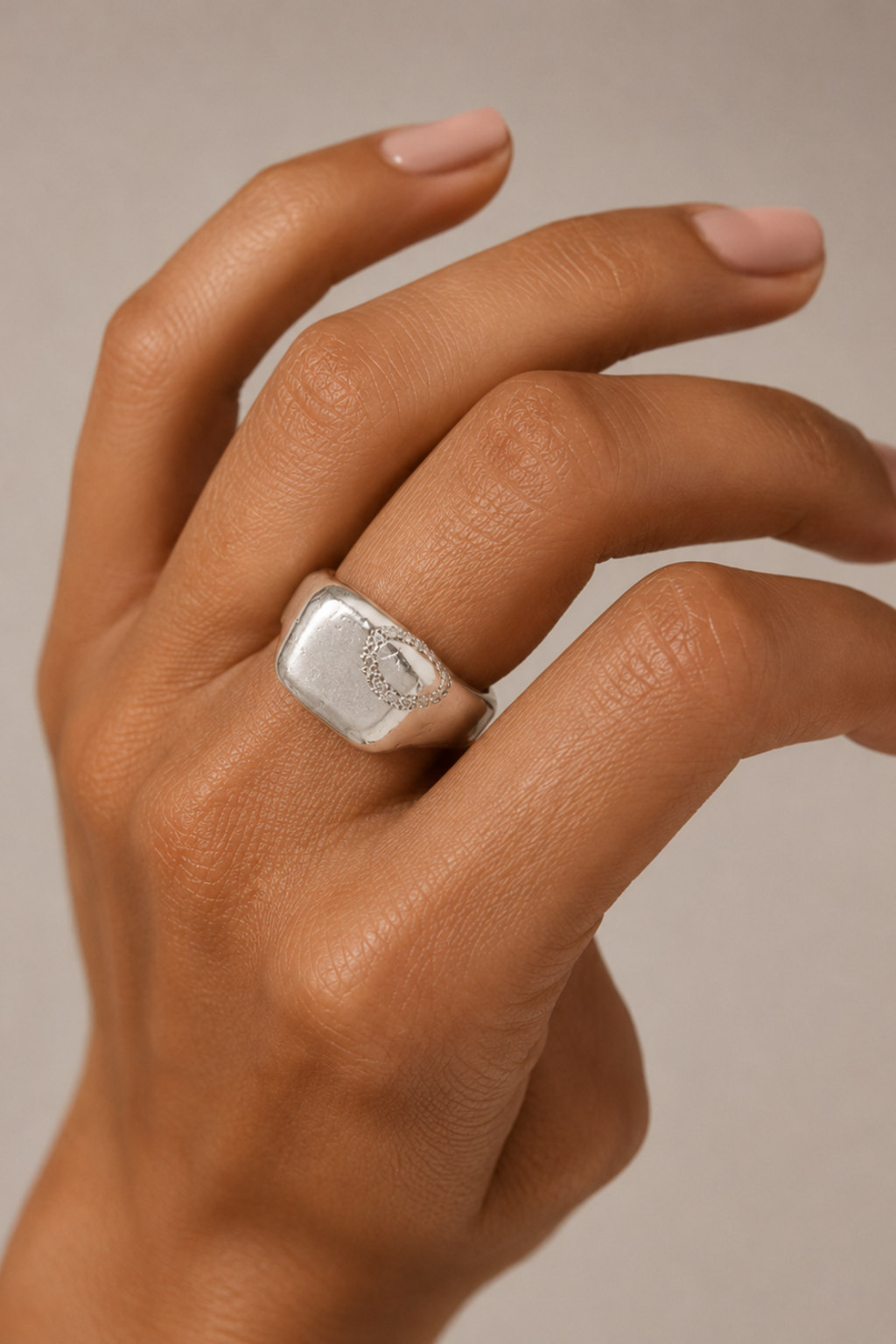 Hala Signet
